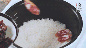 開蓋觀察飯，水微微收干，放入切好的金字香腸、醬肉、醬肉香腸。
