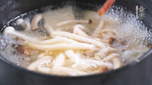依次放火腿、豆腐，加水大火燒開，小火燉煮20分鐘，出鍋前撒上蔥花即可。