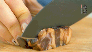 金字風(fēng)味醬肉切成片，上鍋蒸15分鐘。