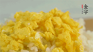 將雞蛋碎、西蘭花碎和放涼的米飯混合，用少許鹽、橄欖油調(diào)味。