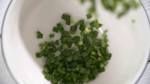 韭菜洗凈，切粒。