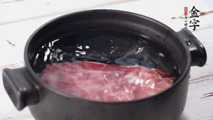 金字火肉溫水浸泡2小時(shí)。（火肉發(fā)酵時(shí)間比火腿短，肉質(zhì)比火腿略軟，鹽分更低）