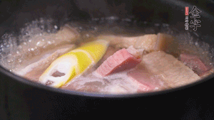 火肉、豬肉加料酒、清水大火煮開后，加入春筍小火慢燉40分鐘，出鍋前撒蔥花即可。