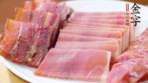 擺盤(pán)后鋪上老豆腐，淋點(diǎn)料酒，灑點(diǎn)白糖上鍋蒸20分鐘。
