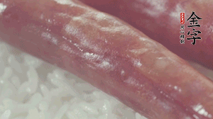 關(guān)上蓋子，煮到米飯露出時(shí)。