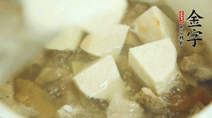 加入適量清水、黃酒燉開后，小火煮1小時(shí)即可。