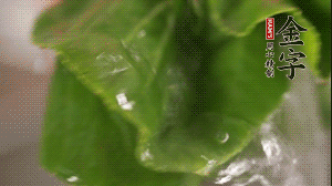 小青菜從根部掰開，分別洗凈。