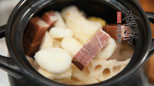 加水沒過食材，加料酒大火煮沸后，再小火燉煮1小時(shí)。（如果沒有砂鍋小火燉煮，用電飯煲的煮湯功能、高壓鍋也是可以的。）