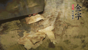 加適量溫水淹沒食材，大火燉至水沸后再小火慢燉1小時，出鍋前10分鐘加枸杞。（焯過水后的豬蹄不應(yīng)再用涼水，用溫水燉煮更容易軟爛。也可以用高壓鍋或者有煲湯功能的電飯煲，省時又便于入味。）