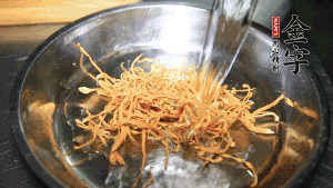 蟲草花用涼水浸泡10分鐘，干香菇溫水泡發(fā)至軟去蒂備用。蓮子、紅棗也可一同清洗干凈。