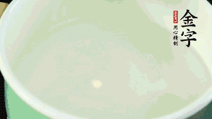 鍋中盛涼水，放入汆燙好的鴿子、火腿片、生姜片。