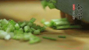 小蔥切成蔥花。
