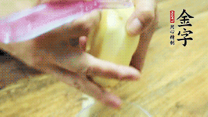 將食材洗凈，茄子、土豆切滾刀塊。