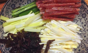 黑木耳泡發(fā)，黑木耳、韭黃、雷筍、青椒切成絲。