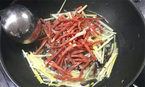 火腿絲、筍絲、黑木耳絲汆水后，瀝干。
