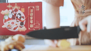 將處理好的老鴨放入冷水鍋中，丟入姜片，冷水煮沸去腥。