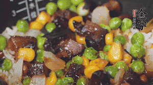 出鍋前加蠔油、生抽調(diào)味，撒點熟白芝麻即可。