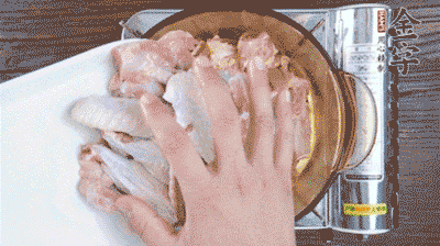 加料酒、蔥姜焯水2分鐘，清洗備用。
