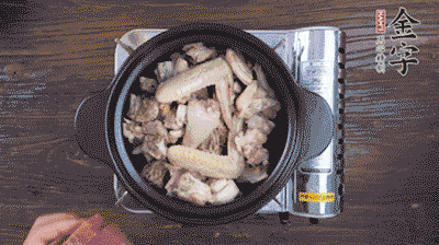 將雞肉塊、火腿、料酒、姜一同放入在燉鍋中，加冷水大火煮開后，小火燉煮40分鐘。