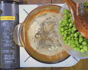 豌豆粒焯水30秒，過涼水。
