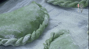 【制作】2.蒸架上墊浸濕的屜布，再放上清明果，大火蒸10~15分鐘，完成，出鍋啦！