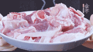 新鮮羊肉冷水入鍋，加姜片、清水焯水，除去血沫。