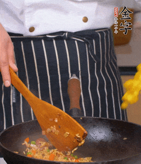 加咖喱塊、少許鹽、白糖調味，炒至咖喱塊融化后，倒米飯，翻炒至每粒米飯都包裹上咖喱，再放黃椒、青椒粒，出鍋前加菠蘿粒和小蔥翻拌均勻。