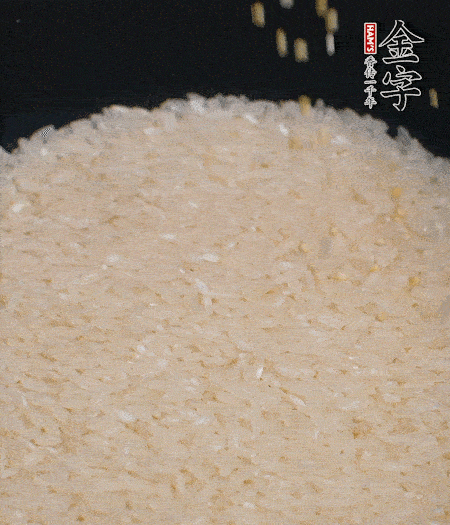 大米和小米一起燜成米飯。