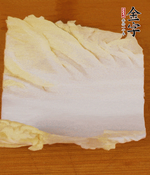 一片白菜一片淡火腿交替疊起，疊個(gè)兩三層放進(jìn)鍋內(nèi)，直到塞滿鍋。