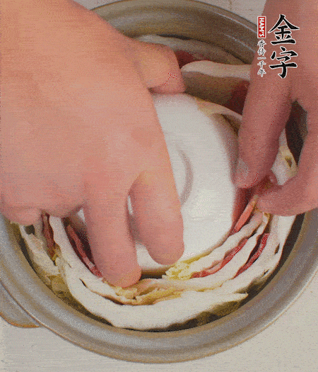 寬度剛好是鍋的高度?？垡粋€(gè)小碗更有助于幫助造型。