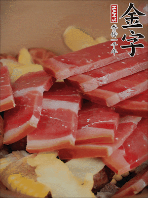 除鮑魚外的所有材料放進鍋里，加清水、姜、黃酒，大火燒開，轉(zhuǎn)小火煲90分鐘。