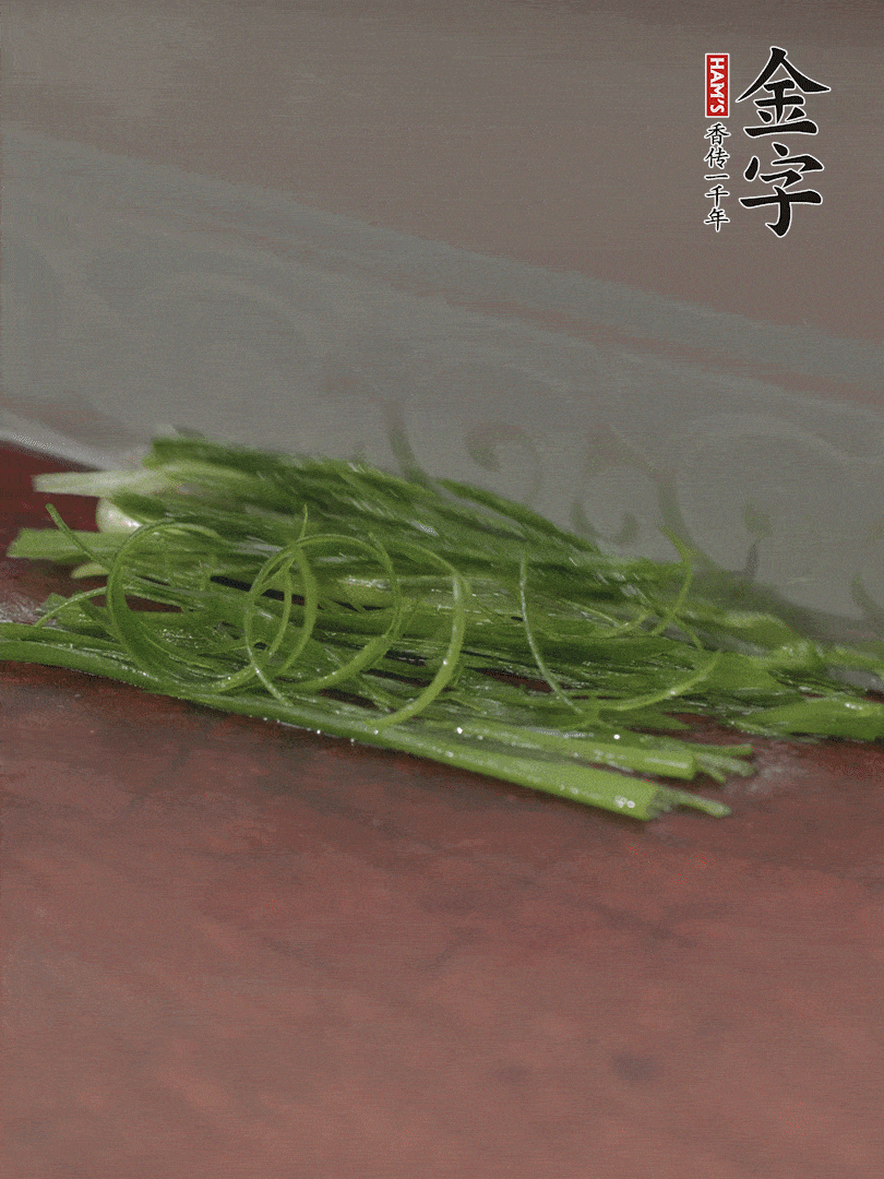 生姜切薄片，紅椒切細(xì)絲，小蔥蔥綠切細(xì)絲，泡入冰水中保持新鮮。