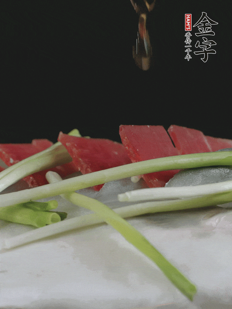 蔥白置于魚身，放適量豌豆，淋上花雕酒。