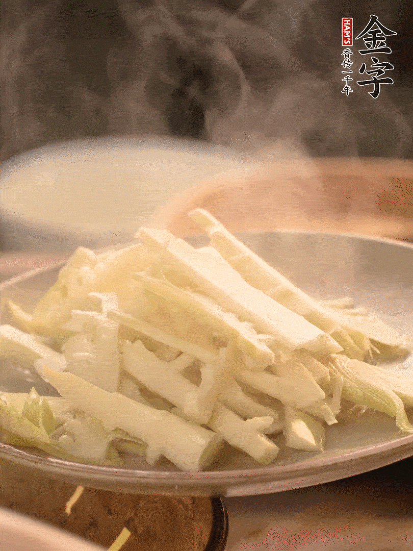 春筍切薄片，焯水去除澀味。