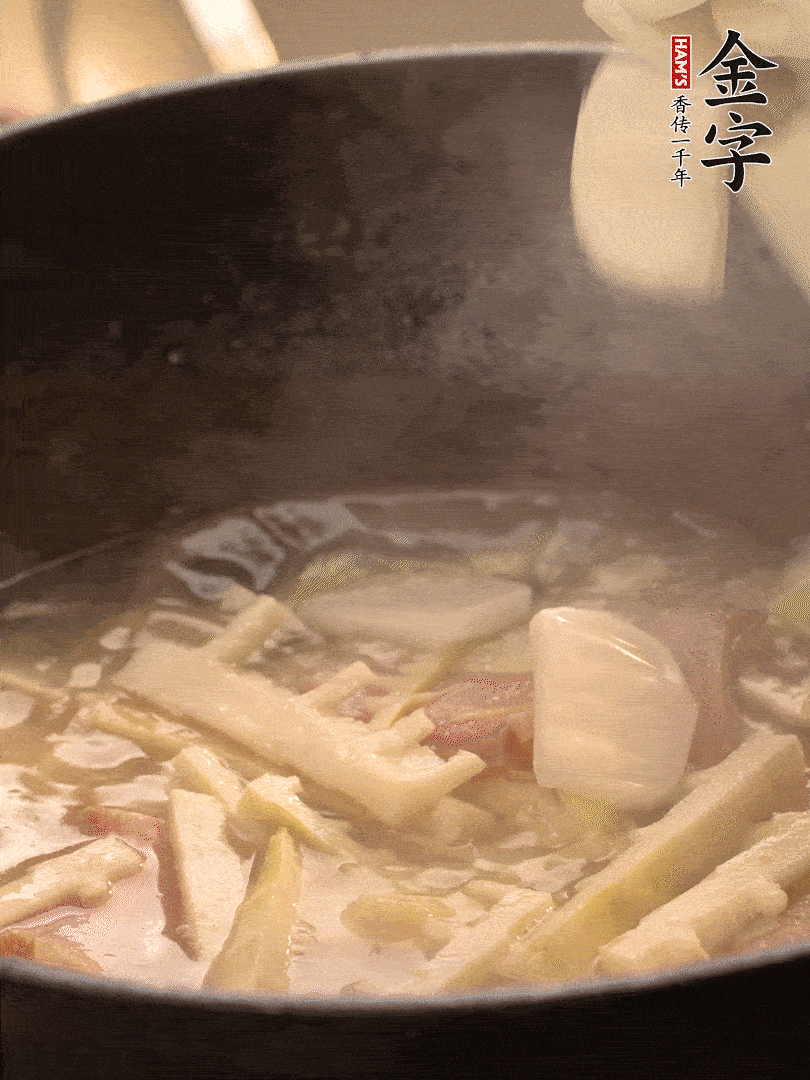 加一點(diǎn)開水后，放年糕燜2分鐘至軟。