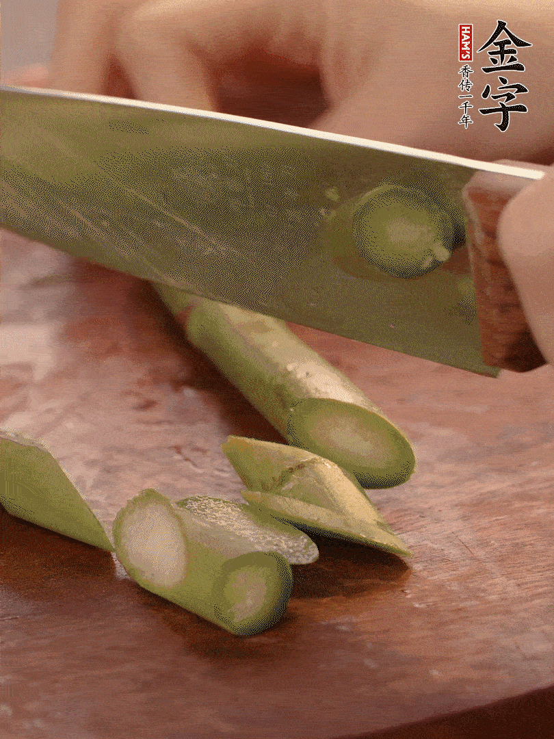 蘆筍去掉底部老的部分，斜切成段。白玉菇去掉根部，日本豆腐切成圓厚片。