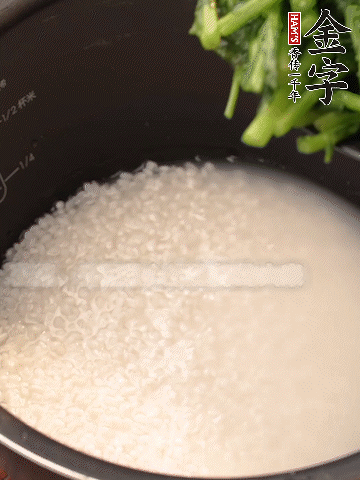 茼蒿、香腸放入浸泡好的大米，水沒過大米半指煮熟。