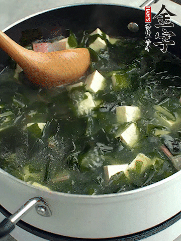 煮到沸騰后，再放入豆腐蓋蓋子煮3分鐘。