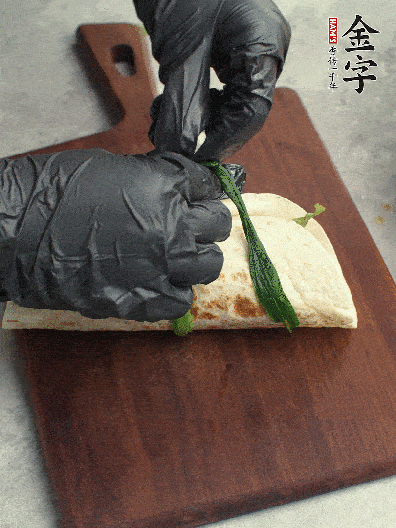 用焯過(guò)水的小蔥打結(jié)。