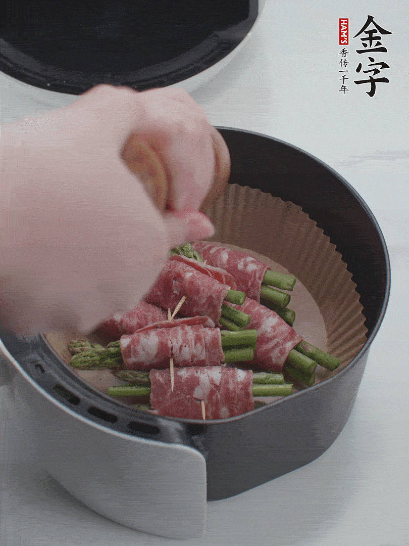 在培根卷上撒點(diǎn)黑胡椒碎。