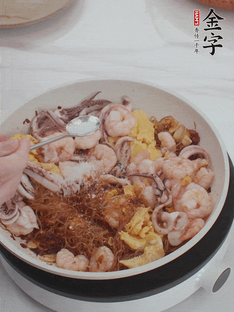 加雞蛋，蝦仁，魷魚混合。