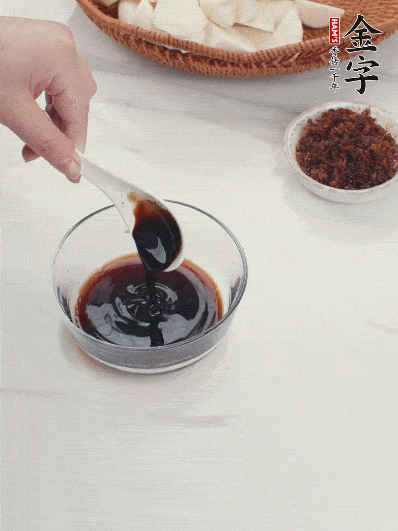 將生抽、老抽、黃酒和白砂糖在小碗里調(diào)成味汁。