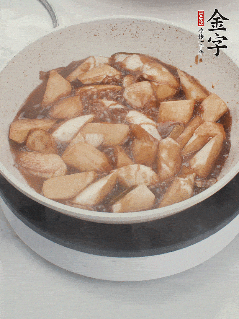 待茭白煸到微微發(fā)黃加入調(diào)好的味汁翻炒。加一小碗清水蓋蓋子燜3-4分鐘。