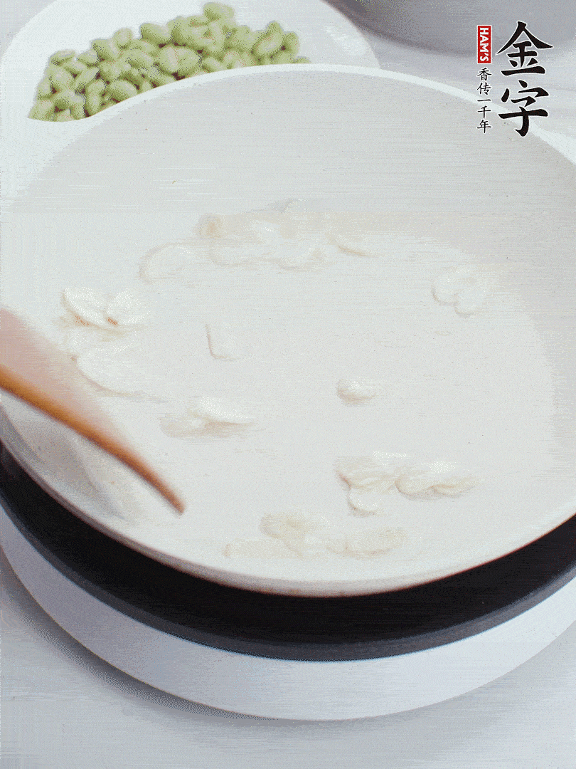 金字淡咸肉煮15分鐘，撈出切片。油5成熱時(shí)，蒜末、咸肉爆香。
