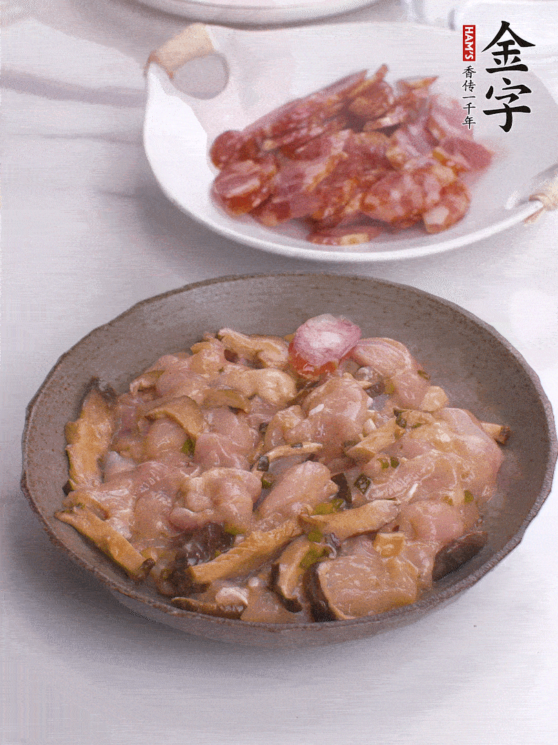 腌制后，雞肉中加淀粉1勺，頂部碼上香腸片。