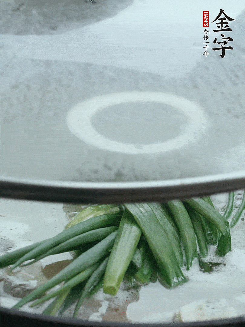 加蔥結(jié)去腥，大火開后中火燒20分鐘。