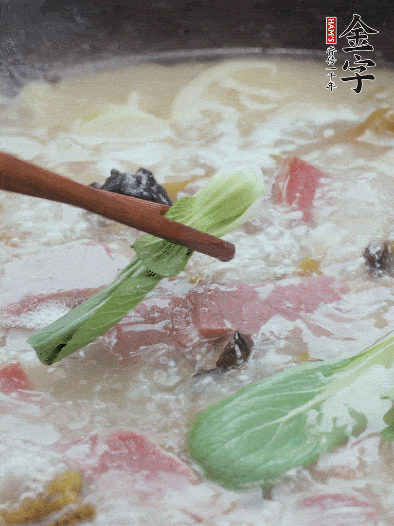 撈出蔥結(jié)，小菜心點(diǎn)綴。