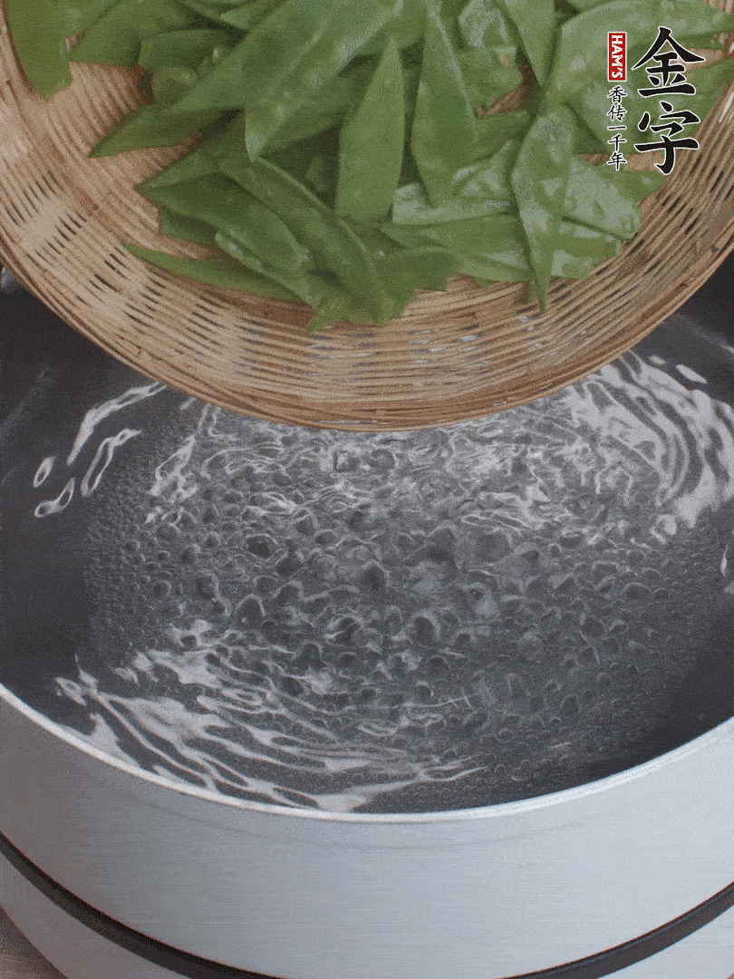 甜豆莢撕掉老筋，斜切兩半，焯水1分鐘。