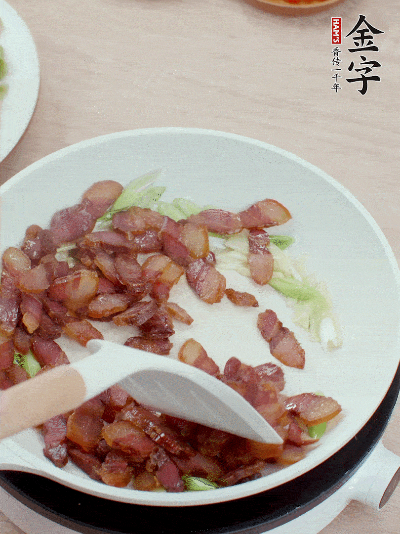 鍋中少許油，姜、蒜白爆香，下臘肉煸出油脂。