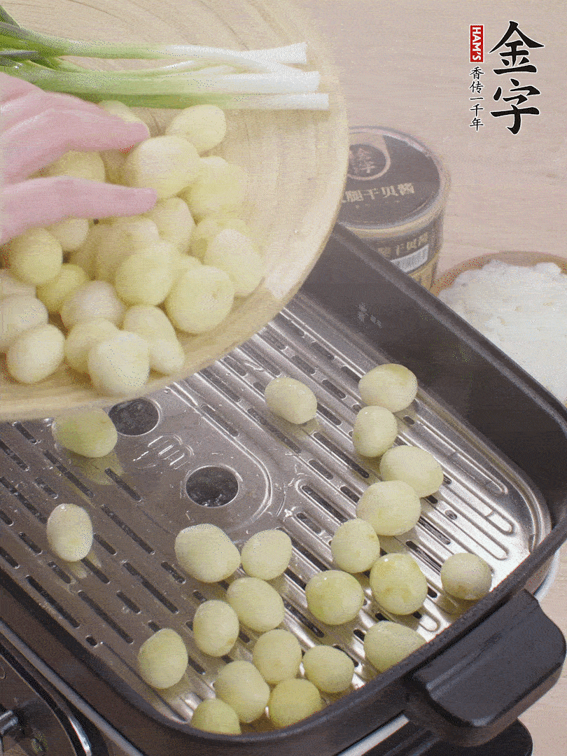 去皮小土豆蒸熟。